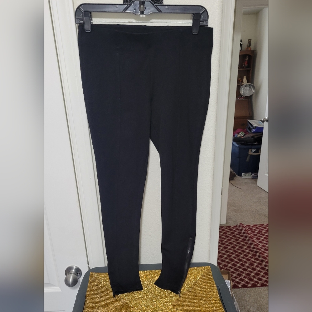 Women's Nordstrom brand size small zip calf pant.